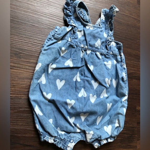 Carter's Blue Jean Jumper Romper w/ Hearts Baby Girl size 6 months | LIKE NEW - Picture 8 of 9